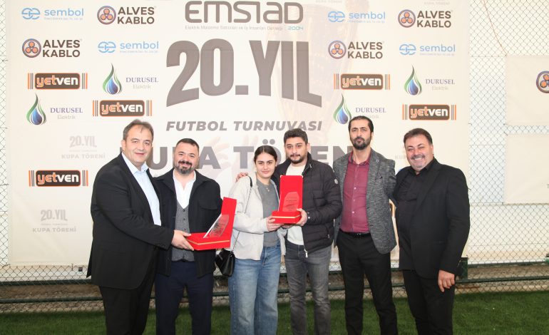 TURNUVADA YER ALAN DİĞER TAKIMLARA PLAKETLERİ TAKDİM EDİLDİ. EMEĞİ GEÇEN HERKESE TEŞEKKÜRLERİMİZİ SUNUYORUZ.